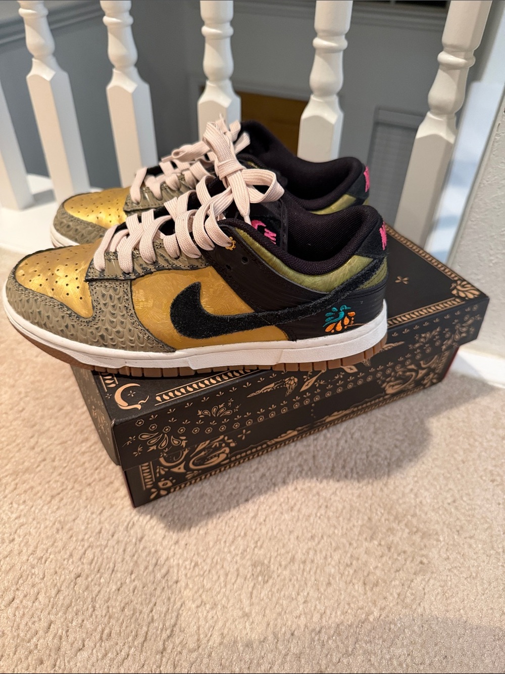 Womens Low-Top Sneakers in Gold & Black